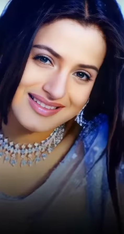 Amisha Patel Hd Wallpaper, Amisha Patel 90s, Math Infographic, Reels Background, Glamour Clothing, Simple Girl Outfits, शादी की तस्वीरें, 90s Bollywood Fashion, Amrita Rao