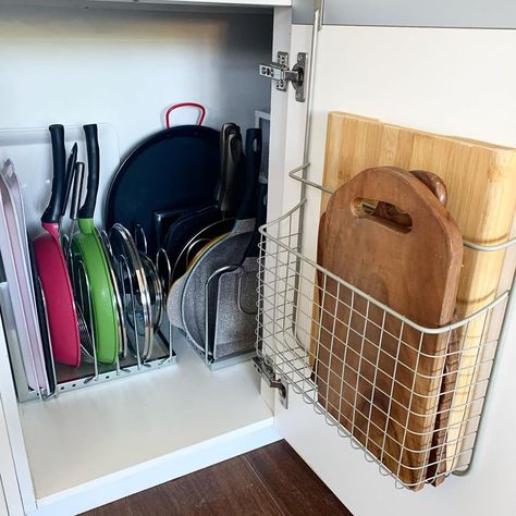 Cabinet Organization Ideas, Kitchen Cabinet Organization Ideas, Kitchen Organization Ideas, Pan Storage, Kitchen Storage Hacks, Organized Kitchen, Kabinet Dapur, Small Kitchen Organization, Small Kitchen Storage