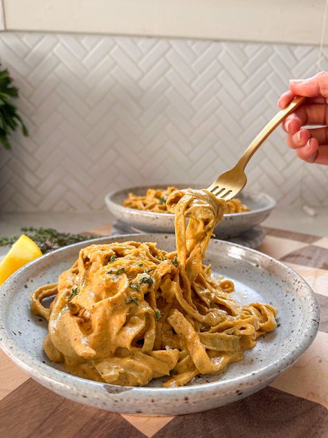 This recipe is similar to an Alfredo with ad additional sweet note from the carrots and the perfect pairing of thyme and roasted garlic to really take it to the next level. The sauce itself is loaded with protein, and since it’s paired with a high protein pasta, you’re looking at 40g of protein per Pasta High Protein, Vegetarian Protein Recipes, Creamy Sausage Pasta, Carrot Pasta, High Protein Pasta, High Protein Meal, Protein Pasta, Vegetarian Protein, Protein Meal