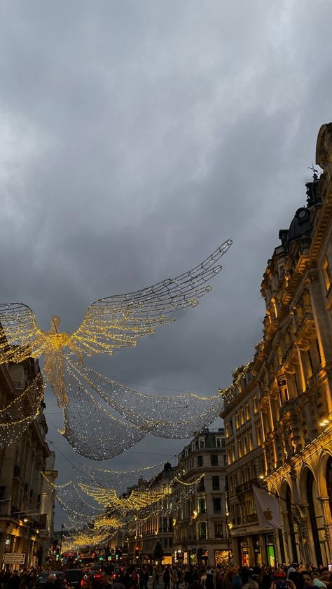 London Christmas Aesthetic, December Snow, London Snow, Regent Street London, Photoshoot London, Xmas Fashion, England Aesthetic, London Girl, London Vibes