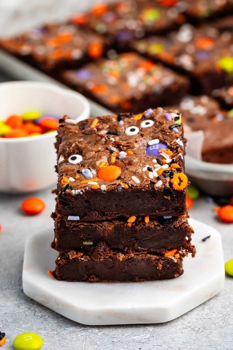 Fun Halloween Brownies are the BEST fudgy brownie recipe topped with Halloween candy and sprinkles - spooky brownies are perfect for a party. Best Fudgy Brownie Recipe, Beautiful Pie Crusts, Brownie Pizza, Halloween Brownies, Pie Crust Designs, Spooky Candy, Fudgy Brownie Recipe, Candy Eyeballs, Halloween Sprinkles