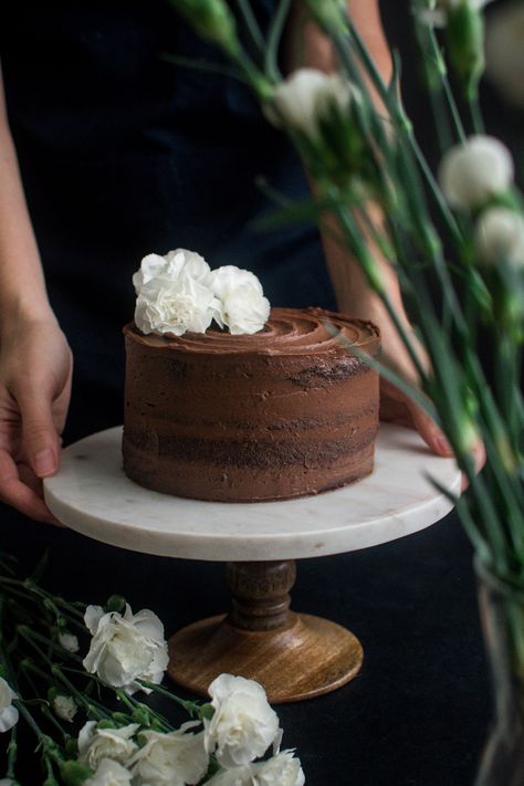 Chocolate Frosting Wedding Cake, Minimalist Chocolate Cake, Chocolate Cake Wedding, Whipped Ganache Frosting, Chocolate Cake Decor, Salad Protein, Small Chocolate Cake, Food Photography Cake