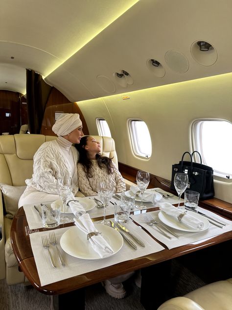 Billionaire Family Lifestyle, Billionaires Wife, Billionaire Women, Billionaire Husband, Plane Hacks, Billionaire Aesthetic, First Class Airline, Millionaire Lifestyle Luxury, Famous Lifestyle