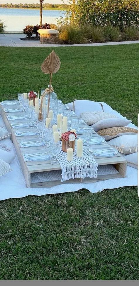 Pick Nick Table Ideas, Pallet Picnic Table Diy, Diy Boho Picnic Table, Popup Picnic, Ocean Picnic, Picknick Table, Pallet Picnic, Picnic Hack, Pallet Picnic Tables