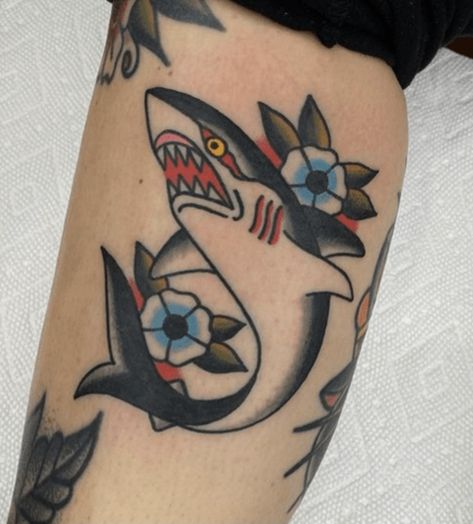 Shark Tattoo Meaning, Small Shark Tattoo, Tattoo Shark, Traditional Shark Tattoo, Traditional Tattoo Inspiration, Traditional Style Tattoo, Tattoo Old School, Pisces Tattoos, Palm Tattoos