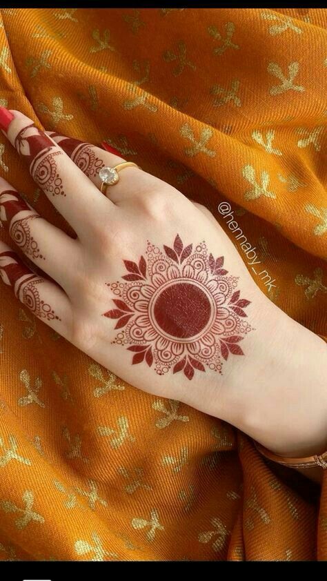 Aesthetic Mehndi Designs Circle, Latest Mehndi Designs Minimal, Henna Mendhi Designs, Mehandi Designs Circle, Mehendi Design Minimal, Back Hand Mehendi Minimal, Mehendi Designs For Hands Minimal, Minimal Mendhi Design, Mehandi Design Aesthetic