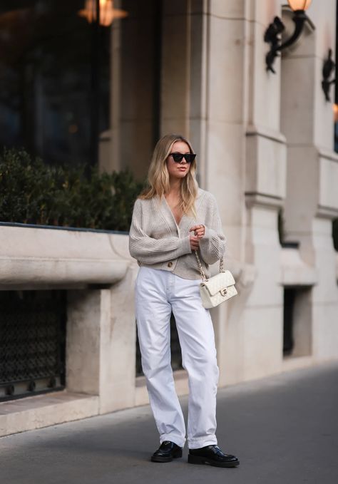 Denim Jeans Outfit Summer, White Denim Jeans Outfit, Black Overcoat, Chic Cardigan, White Jeans Outfit, Seal Of Approval, White Distressed Jeans, Jeans Outfit Summer, Baggy Style