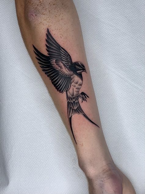 Sparrow Tattoo Forearm, Swallow Tattoo Men Forearm, Swallow Shoulder Tattoo, Swallow Tattoo Chest, Swallow Tattoo Men, Swallow Tattoo Design, Tattoo Homme, Tatuagem Masculina Pequena, Sparrow Tattoo