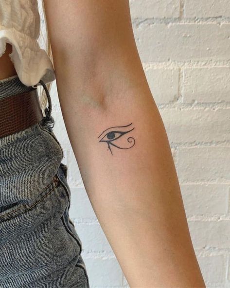 Eye Of Ra Tattoo, Eye Of Horus Tattoo, Simbols Tattoo, Nefertiti Tattoo, Egyptian Eye Tattoos, Horus Tattoo, Tattoo Eye, Tato Minimal, Tattoo Chest