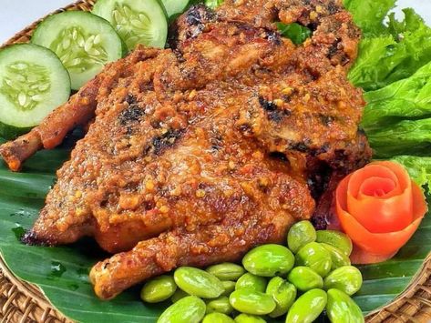 AYAM BAKAR TALIWANG⁣By @deviirwantari⁣.⁣Bahan: ⁣1 ekor ayam kampung (belah bagian dada, jangan sampai putus) ⁣1 buah jeruk nipis⁣1 sdt garam⁣500 ml santan atau air⁣1 sdm gula Jawa yg sdh disisir halus⁣.⁣Bumbu yang dihaluskan:⁣15 cabe keriting ⁣5 cabe besar⁣7 bawang putih ⁣12 bawang merah ⁣5 kemiri sangrai ⁣2 cm kencur⁣1 buah tomat⁣1 terasi ABC sachet⁣1-2 sdt garam Ayam Bakar Taliwang, Ayam Taliwang, Ayam Bakar, Indonesian Cuisine, Lunch Menu, Indonesian Food, Traditional Food, Tandoori Chicken, Savoury Food