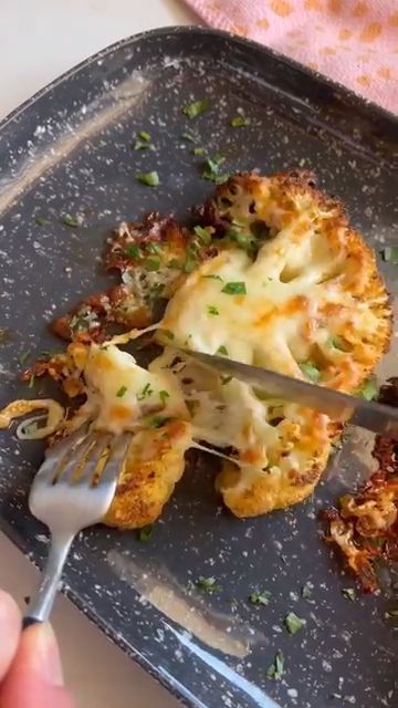 Cheesy Cauliflower Steaks, Cheesy Cauliflower, Chicken Healthy, Cauliflower Steaks, Makanan Diet, Health Dinner Recipes, Most Popular Recipes, Diet Keto, Recipes Chicken