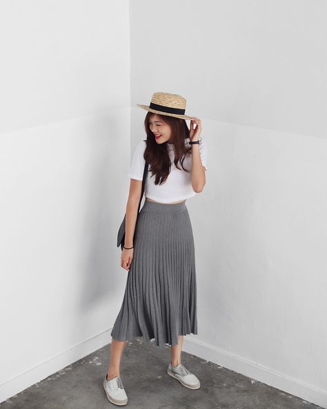 How To Wear Casual Tees With Midi Skirts? Pleated Skirt And Crop Top Outfit, Love Bonito Outfit, Love Bonito Fashion, Midi Pleated Skirt Outfit, Gray Skirt Outfit, Midi Rock Outfit, Crop Top Styles, Skirt Outfit Summer, Grey Pleated Skirt