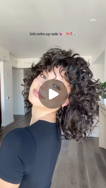 Magdalena Cegielska on Instagram: "I had to fix my failed washday asap 🥲  #curlscurlscurls #curlsunderstood #curlyhairstyles #curlynaturalhair #curlynatural #curlsaunaturel #curlsrock" Hair Styles For Medium Curly Hair Women, Curly Stacked Bobs Medium, Curly Hair With Side Swept Bangs, Up Dos For Curly Medium Hair, Medusa Clipping Curly Hair, Easy Curly Hairstyles For Long Hair, Curly Fairy Hair, Curly Haircuts For Volume, Midlength Curly Hair