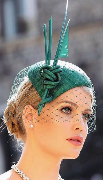 emerald green cocktail hat Wedding Guest Outfit With Hat, Facinators Wedding, Royal Wedding Guests, Royal Wedding Guests Outfits, Outfit With Hat, Lady Kitty, Kitty Spencer, Fascinator Hats Wedding, Hat With Veil