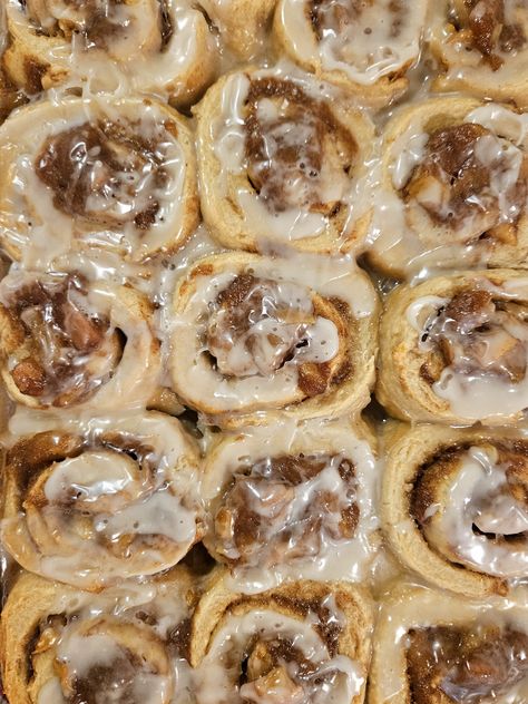 Sourdough Apple Cinnamon Rolls Sourdough Apple Pie, Discard Rolls, Sweet Rolls Recipe, Apple Pie Cinnamon Rolls, Sourdough Apple, Sourdough Cinnamon Rolls, Sweet Roll Recipe, Apple Cinnamon Rolls, Einkorn Flour