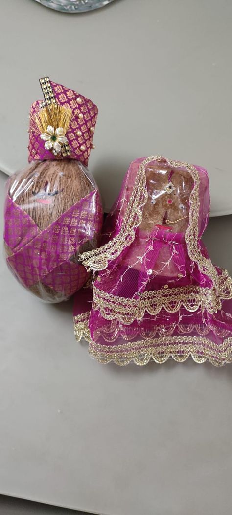 Coconut dulha/groom and jaggery dulhan/bride. Jaggery Decoration For Engagement, Jewelry Packing Ideas For Wedding, Coconut Packing For Wedding, Jaggery Decoration For Wedding, Jaggery Packing Ideas For Wedding, Packing For Wedding, Fancy Napkin Folding, Wedding Packing, Wedding Gift Pack