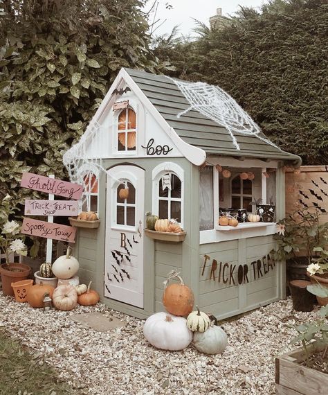 Cubby House Paint Ideas, Plastic Playhouse, Playhouse Makeover, Painting House, Wendy House, House Redesign, Cubby House, Kids Garden, Playhouse Outdoor