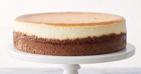 Classic NY-Style Cheesecake. Try this the next time! via Martha Stewart Cheesecakes Recipes, Creamy Cheesecake Recipe, Tasty Cakes, Key Lime Cheesecake, New York Style Cheesecake, Martha Stewart Recipes, Trifle Desserts, Classic Cheesecake, Diner Recipes