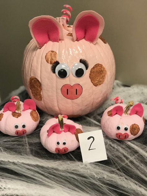 Pumpkin Pig Ideas, Pig Pumpkin Painting Ideas, Pig Pumpkin Decorating, Pig Painted Pumpkin, Farm Animal Pumpkins, Pig Pumpkin Painting, Animal Pumpkin Decorating, Small Pumpkin Designs, Cow Pumpkin Painting