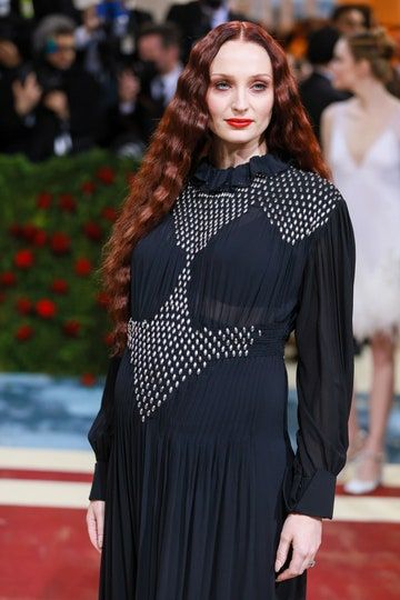 Celebrity Bobs, Alexander Mcqueen Dresses, No Heat Hairstyles, The Met Gala, Pre Raphaelite, Hot Hair Styles, Hair Trend, Sophie Turner, Water Waves