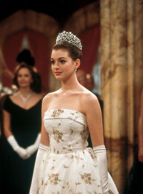 ¿Puedes creer que hace 20 años se estrenó la película de El #diario de una #princesa? ¡Parece que fue apenas ayer cuando #MiaThermopolis descubrió que su abuela era en realidad una reina! #AnneHathaway #disney #peliculas The Princess Diaries 2001, Princess Mia, Princess Diaries 2, Prom Hairstyles Updos, Prom Hair Down, Prom Hairstyles For Short Hair, Princess Diaries, Natural Curls Hairstyles, Summer Wedding Dress