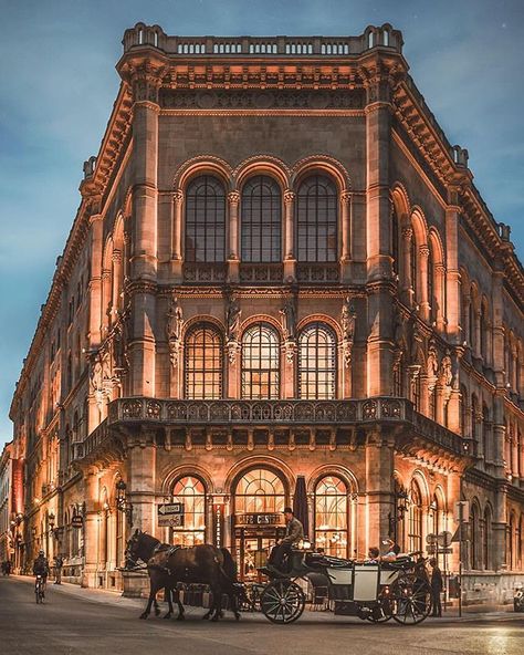 The iconic Café Central located inside Palais Ferstel. Originally it was built as a National Bank and Stock exchange building in the year 1860 by the architect Heinrich von Ferstel. Vienna Cafe, Vienna Christmas, Instagram Course, Live The Moment, Pinterest Pictures, Parapsychology, Austria Travel, Make Pictures, Destination Voyage