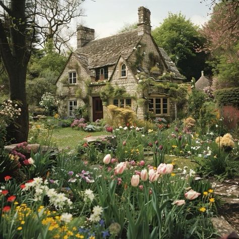 Cottage Core Cottage House, Garden Ideas Cottage Core, House Design Cottage Core, Pretty Gardens Aesthetic, Cottagecore Cottage Exterior, Nice Cottage House, Cottagecore Dream House, Aesthetic House Cottagecore, Cottage In A Field