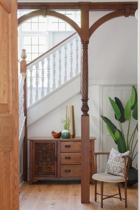 Hallway and Medium Hardwood Floor The designers/owners kept the home's original Arts and Crafts style posts. English Arts And Crafts, Arts And Crafts Interior Design, Arts And Crafts Home, Arts And Crafts Interiors, Arts And Crafts House, Easy Arts And Crafts, Art And Craft Design, Arts Crafts Style, Contemporary Chairs