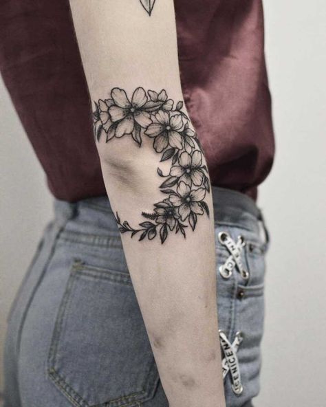 Hannah Tattoo, Natur Tattoo Arm, Romantic Tattoo, Mother Nature Tattoos, Nature Tattoo Sleeve, Organic Tattoo, Elbow Tattoo, Tattoo Dotwork, Shape Tattoo