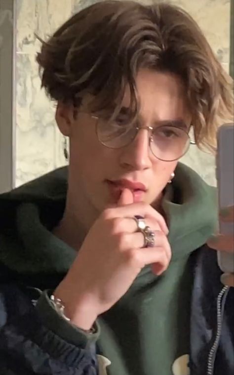 Aesthetic Boy Haircut, Eboy Haircut, Haircut Middle Part, Middle Part Hairstyles Men, Middle Part Haircut, Was Sind Curtain Bangs, Sind Curtain Bangs, Lesbian Haircut, Hair Types Men