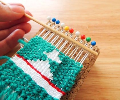 Mini Loom, Mini Wall Hanging, Weaving Diy, Pin Weaving, Diy Tapestry, Big Yarn, Weaving Wall Hanging, Weaving Tutorial, Mini Wall