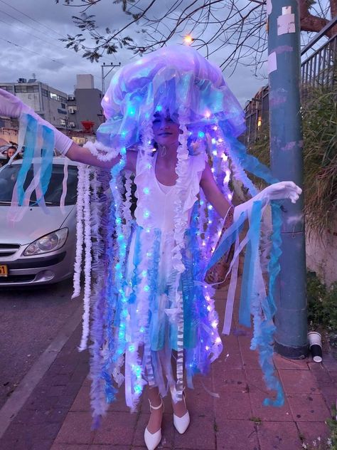 Jelly Fish Umbrella Costume, Jelly Fish Umbrellas, Halloween Costumes Jelly Fish, Jellyfish Halloween Costume Diy, Jellyfish Hat Costume, Jelly Fish Costume Diy Adult, Jellyfish Diy Costume, Jelly Fish Outfits, Jellyfish Costume Women