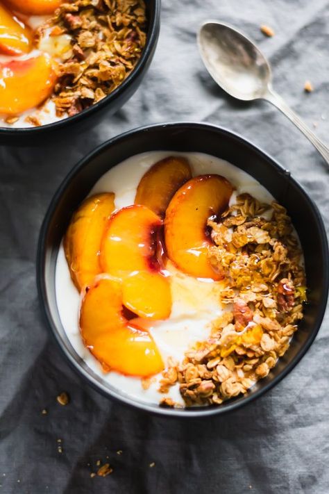 Peach Crisp Yogurt Bowls - Made with creamy vanilla yogurt, homemade maple granola, and juicy roasted peaches. Enjoy this for breakfast or a lightened-up dessert! #breakfast #peaches #summer #summerrecipes #breakfastrecipe #fruit #healthy #dessert #healthydessert #healthytreat | bluebowlrecipes.com Homemade Maple Granola, Yogurt Homemade, Roasted Peaches, Maple Granola, Yogurt Bowls, Oreo Fudge, Dessert Breakfast, Peach Crisp, Yogurt Bowl