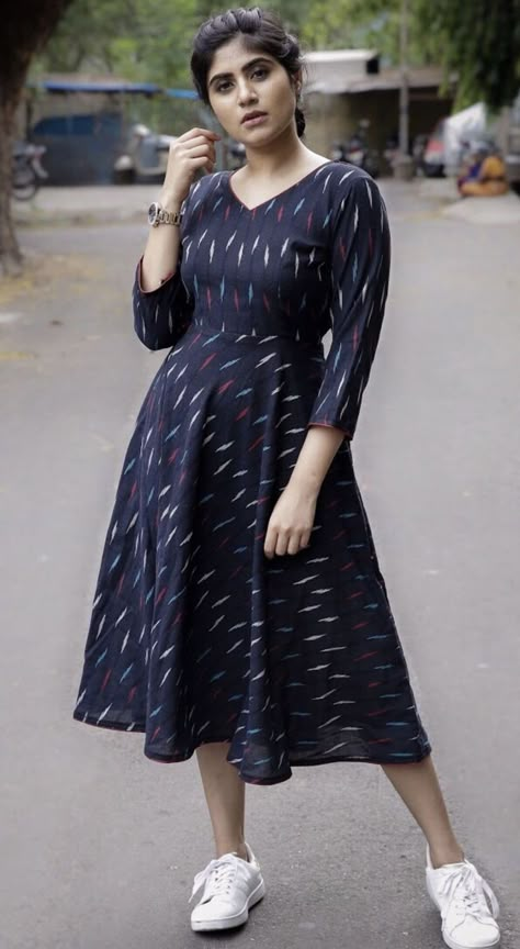 Ikkath Dress Designs, Froke Design Ideas Cotton, Kalamkari Frocks For Women, Chudhidhar Pattern, Frock Models, Cotton Dress Pattern, Short Frocks, Simple Frock Design, Ikkat Dresses