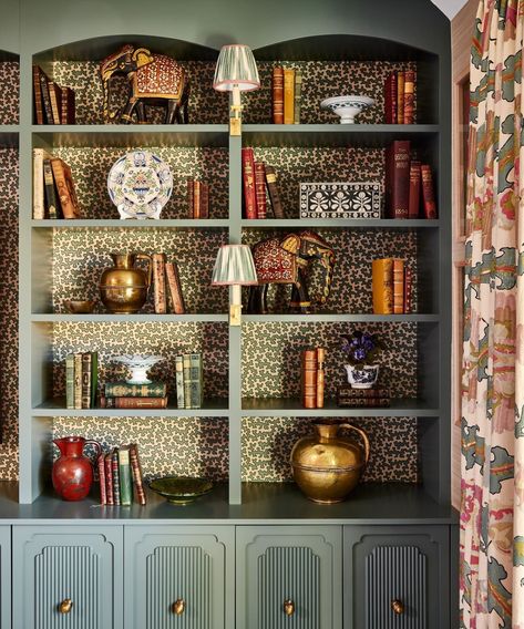 'We love to cover the backs of our bookcases in a small-scale wallpaper to make them pop and add interest: this is particularly effective if you don't have a huge collection of books as it doesn't matter if the bookcase is full or not,' explains @elizabethhaydesign. We always love to have some cute little library bookcase lights with shades which adds further detail and soft lighting in the evenings.' . Photography by @mkisiday . See more bookshelf styling tips at the link in bio. . #homesand... Wallpaper Lined Bookshelves, Painted Bookcase With Wallpaper, Built In With Wallpaper Back, Black Bookshelf With Wallpaper Backing, Wallpaper In Bookcase, Library With Wallpaper, Wallpaper Backed Bookcases, Wallpaper Behind Bookshelves, Bookcases With Wallpaper Backs