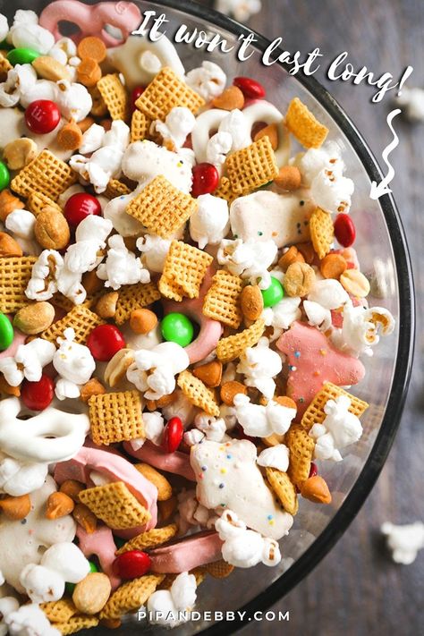 This Holiday Snack Mix is the perfect, easy, festive snack to bring to a Christmas party! Packed with the perfect mix of salty and sweet ingredients. Holiday Snack Mix Ideas, Snacks To Bring To Work, Christmas Snack Mix Recipes, Snack Mix Ideas, Christmas Snack Recipes, Christmas Snack Mix, Yogurt Covered Pretzels, Christmas Eats, Holiday Snack