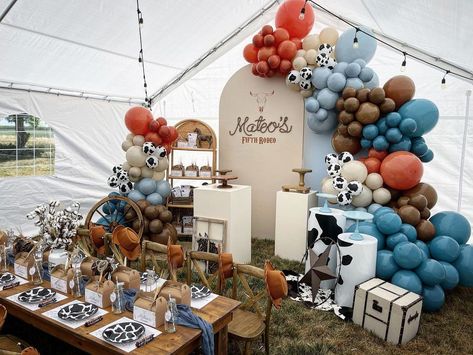 Rodeo Party Theme Ideas, Cowboy Birthday Table Decor, Cowboys Decoration Ideas, Cowboy 1st Birthday Party Centerpieces, My Second Rodeo Birthday Boy, Round Up Birthday Party, Cowboy Boy Birthday Party, My 1st Rodeo Birthday Party Decorations, Western Cowboy Birthday Party