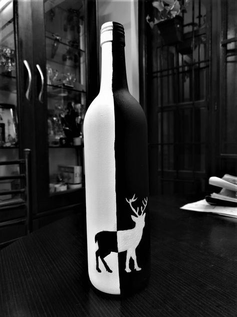 black & white - two tone effect - Deer Black And White Bottle Art, Black Bottle Painting, How To Paint Glass, Art Bottle, Glass Art Design, Plastic Bottle Art, Diy Glass Bottle Crafts, Wine Bottle Art, Glass Bottles Art