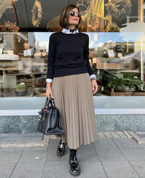 Loafers And Skirt Outfit, Loafers Skirt Outfit, Loafers With Skirt, Cream Pleated Skirt Outfit, Black Pleated Midi Skirt Outfit, Pleated Long Skirt Outfit, Midi Rock Outfit, Midi Skirt Outfit Winter, Plus Size Long Skirts