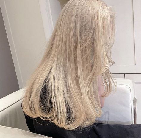 Light Blonde Aesthetic, Bleach Blonde Aesthetic, White Blonde Aesthetic, White Blonde Hair Aesthetic, Rubio Aesthetic, Cool Toned Blonde Hair Pale Skin, Long Blonde Hair Aesthetic, Blond Hair Aesthetic, White Blonde Girl