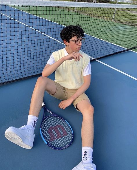 Aesthetic Outfits For Men, Old Money Tennis, Sporty And Rich Aesthetic, Softboy Outfits, Tennis Court Photoshoot, Tennis Photoshoot, Tennis Outfit Aesthetic, Tennis Aesthetic, Squad Outfits