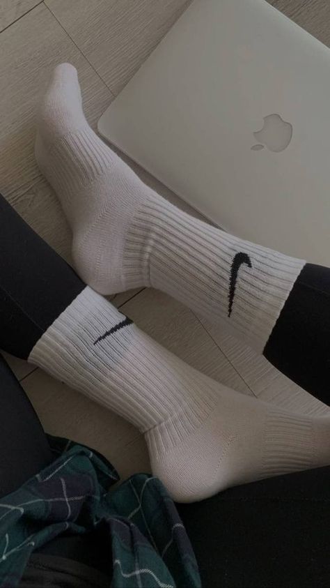 High Nike Socks Outfit, Nike Socks Aesthetic, Nike Socks Women, Socks Over Leggings Outfit, Nike Socks Outfit, Socks Over Leggings, White Nike Socks, Leggings And Converse, Nike Fits