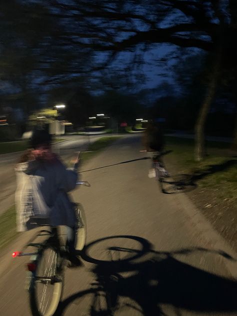 #aesthetic #tiktok #pretty Bike Aesthetic, Night Biking, Shotting Photo, Best Friends Aesthetic, Night Vibes, Friend Photoshoot, Summer Dream, Teenage Dream, Night Aesthetic