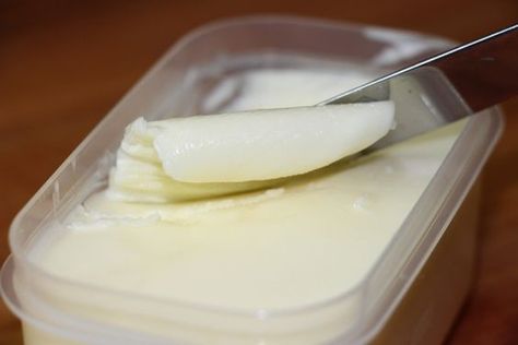 Spreadable homemade butter blend, made with real butter and stays soft even in the refrigerator. How To Make Soft Butter, Homemade Margarine, Spreadable Butter Recipe, Spreadable Butter, Butter Homemade, Make Butter, Healthy Oil, Stay Soft, Butter Spread