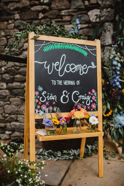 Colourful Wedding Welcome Sign, Welcome Sign Art, Easel Diy, Wedding Easel, Wedding Chalkboards, Diy Wedding Signs, Diy Welcome Sign, Black Easel, Wedding Chalk