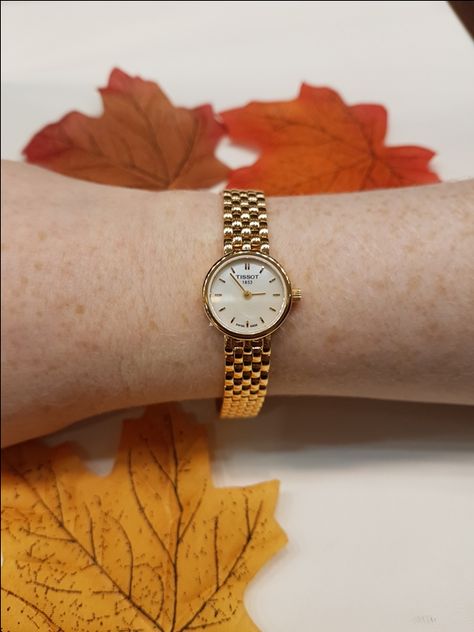 Delicate Watches Women, Womens Watches Minimalist, Golden Watch Women, Old Money Watches, Delicate Watch, Minimalist Watch Women, Trendy Watches Women, Elegant Watches Women, Dope Jewelry Accessories