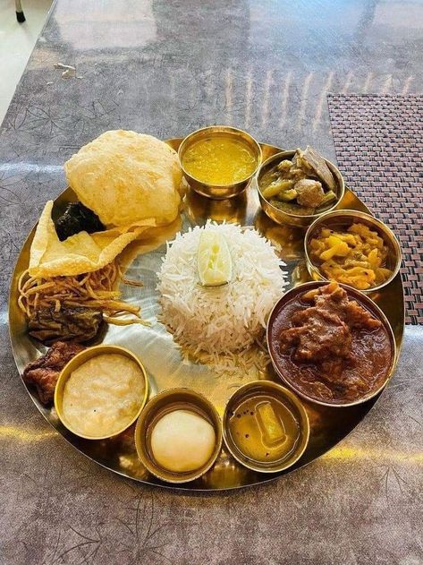 Bengali Food Thali, Bengali Thali, Food Thali, Wedding Buffet Food, Bengali Food, Food Babe, Desi Food, Easy Food Art, Buffet Food