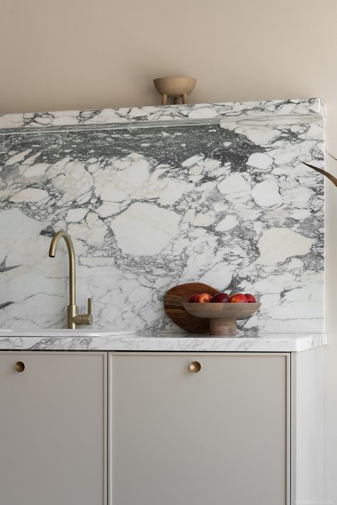 Marble kitchens.⁠ ⁠ Interior Design: @cestici_⁠ Photography: @nateleecocks⁠ Kitchen With Gold Hardware, Ikea Metod Kitchen, Gold Kitchen Hardware, Kitchen Colour Combination, Marble Games, Ikea Catalog, Copenhagen Design, Drop Lights, Stone Bench