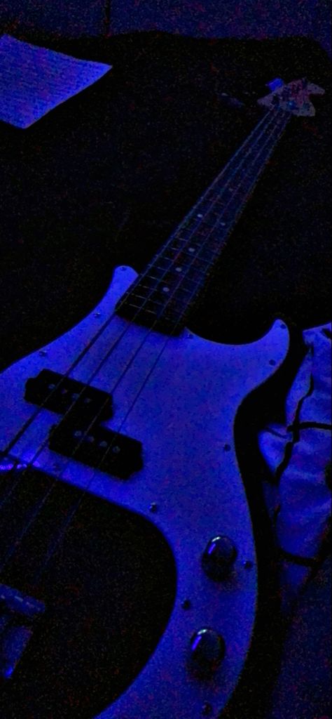 This is a picture of my bass when I just got it at 20/11/2021 <3 Dark Blue Guitar Aesthetic, Blue Bass Aesthetic, Rock Blue Aesthetic, Bassist Wallpaper, Blue Bass Guitar Aesthetic, Bass Aesthetic Grunge, Blue Guitar Wallpaper, Bass Astethic, Blue Rock Aesthetic