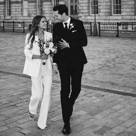 Wedding Suits For Bride, Courthouse Wedding Photos, Wedding Fotos, Bride Suit, Nyc Elopement, Civil Wedding Dresses, Wedding Court, City Hall Wedding, Wedding Photos Poses